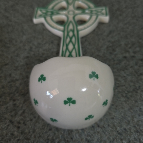 Glazed Ceramic Holy Water Font with ‘Kelly green’ painted accents. Wall Hung. - Picture 3 of 9